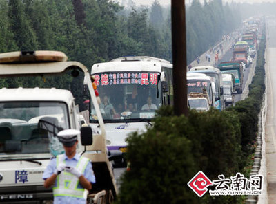 昆曲高速大貨撞翻油罐車1死3傷 數十噸電石差點爆炸_新聞中心_新浪網